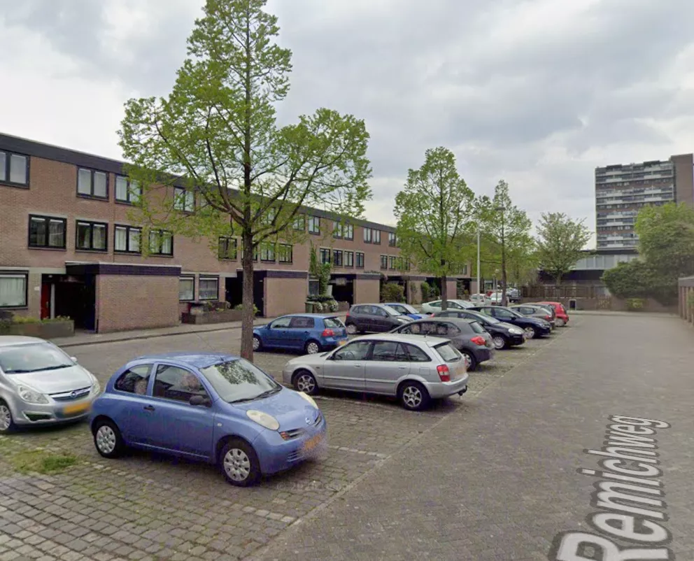 Overzichtsbeeld van meerdere politievoertuigen met zwaailichten op de snelweg, ter illustratie van de plek waar de vijf vluchtende verdachten werden klemgereden.