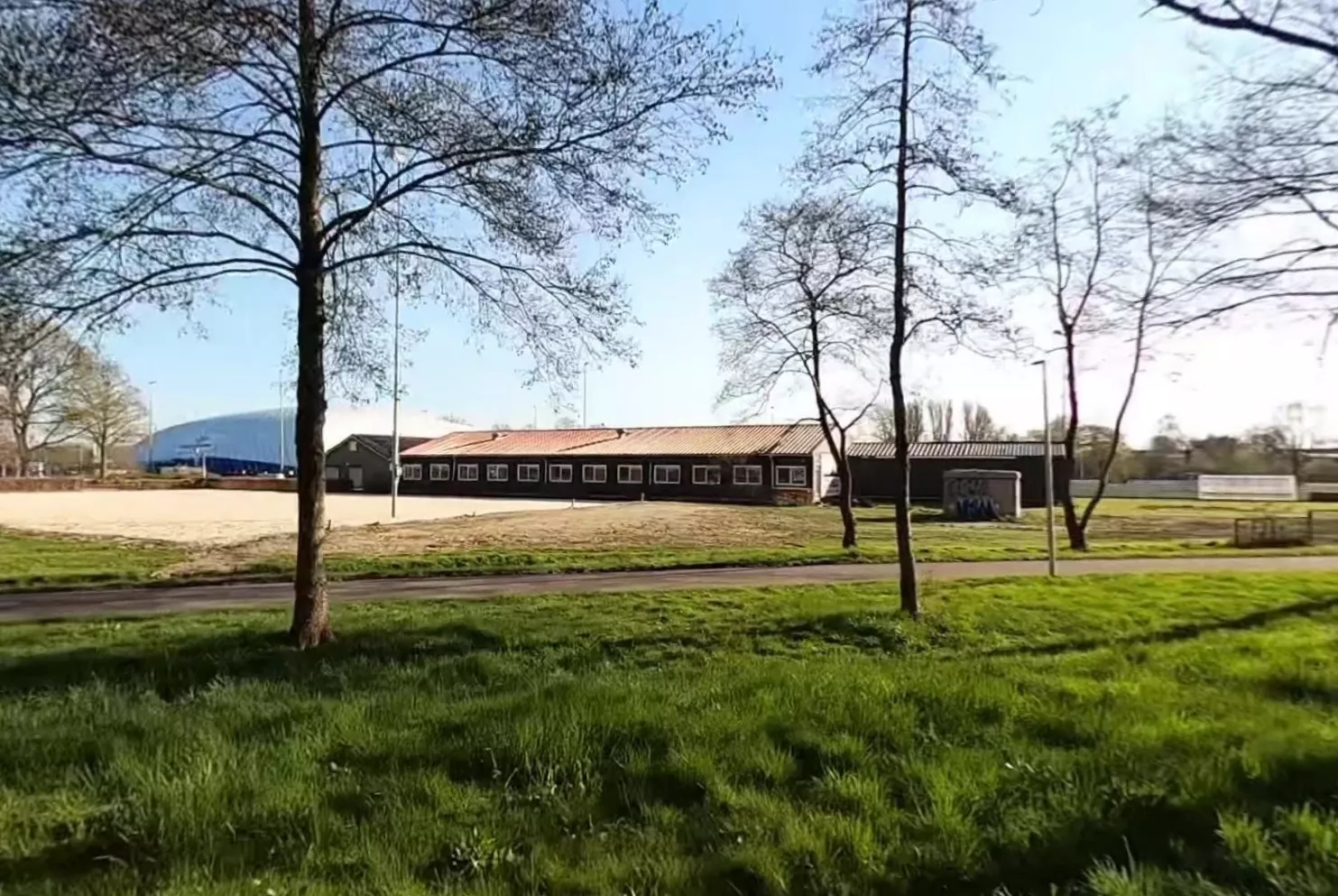 De voetbalkantine op het sportpark in Zwolle waar de schietpartij in september 2024 plaatsvond.