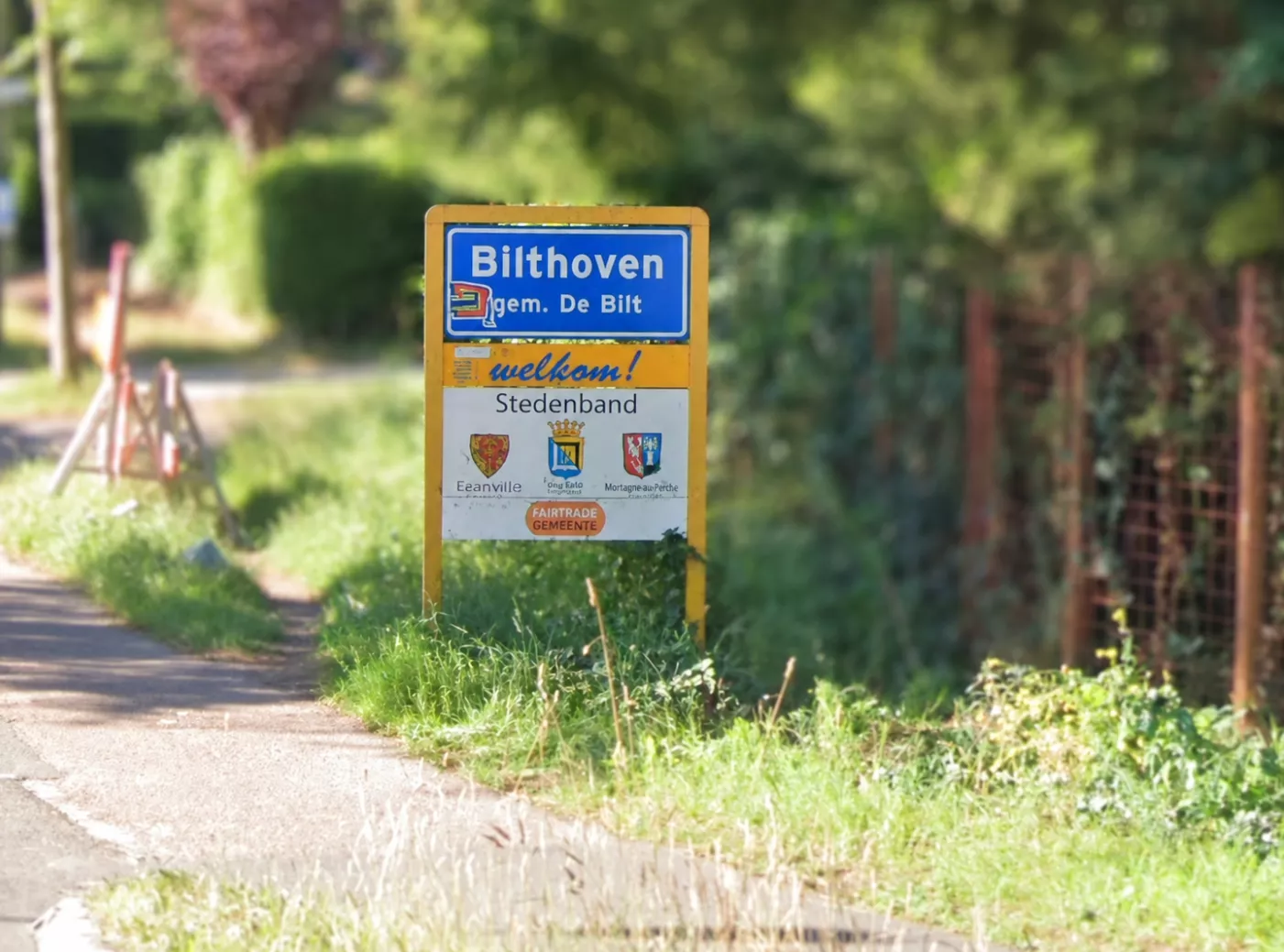 Hier zijn geschikte alt-teksten voor een foto van het plaatsnaambord van Bilthoven, direct klaar voor gebruik in het CMS:  Alt-tekst voor een foto van het plaatsnaambord van Bilthoven [Voor in het CMS]  Optie 1 (Specifiek &amp; Duidelijk): Blauw plaatsnaa