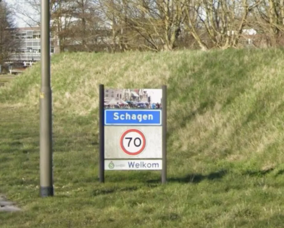 Het blauwe plaatsnaambord van de Noord-Hollandse plaats Schagen.