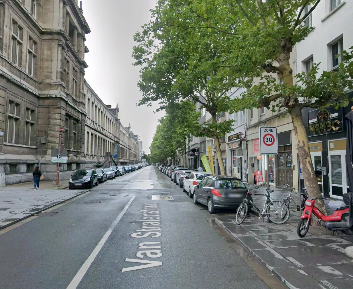 Politielinten en hulpdiensten in de avonduren aan de Van Stralenstraat in Antwerpen, nabij de Airbnb waar de schietpartij plaatsvond.